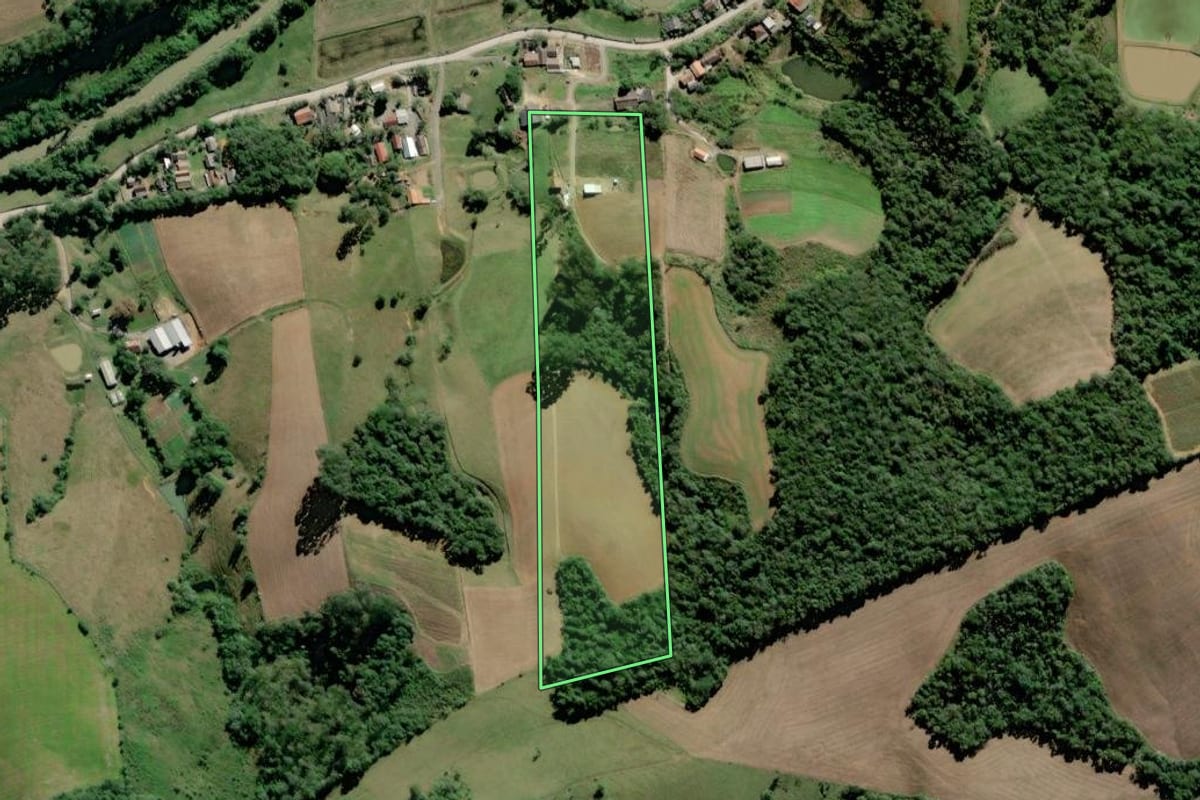 Imagem de satélite do imóvel rural em Trombudo Central (SC), com o contorno declarado no CAR desenhado por cima.