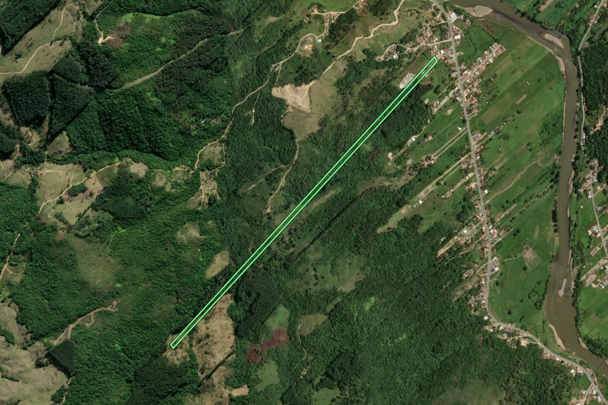 Imagem de satélite do imóvel rural em Tubarão (SC), com o contorno declarado no CAR desenhado por cima.
