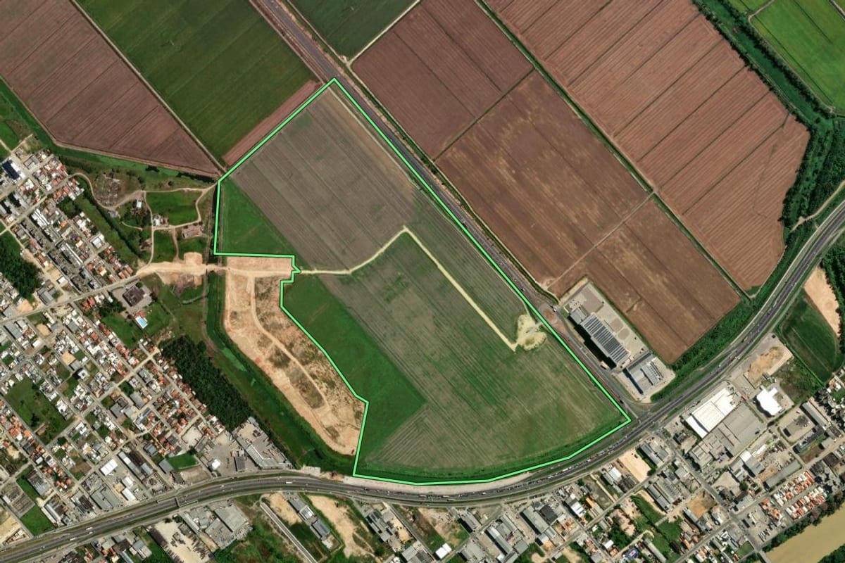 Imagem de satélite do imóvel rural em Tubarão (SC), com o contorno declarado no CAR desenhado por cima.