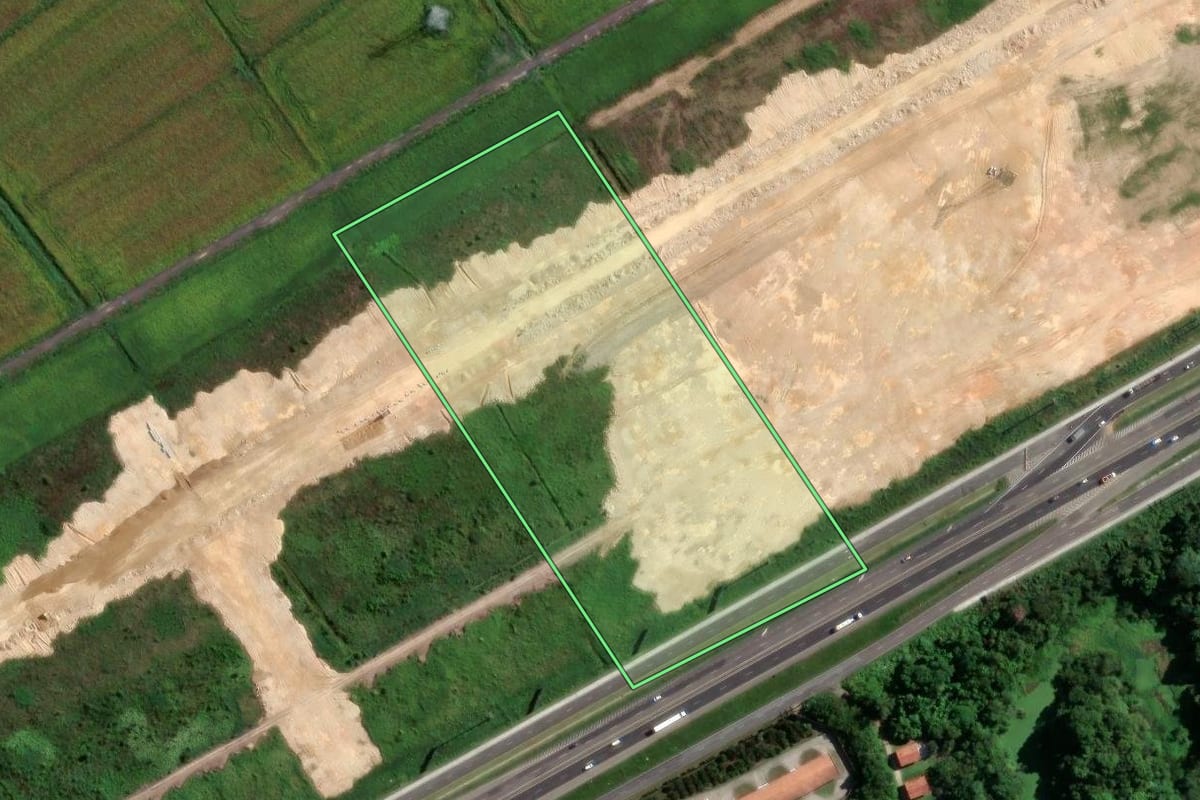 Imagem de satélite do imóvel rural em Tubarão (SC), com o contorno declarado no CAR desenhado por cima.