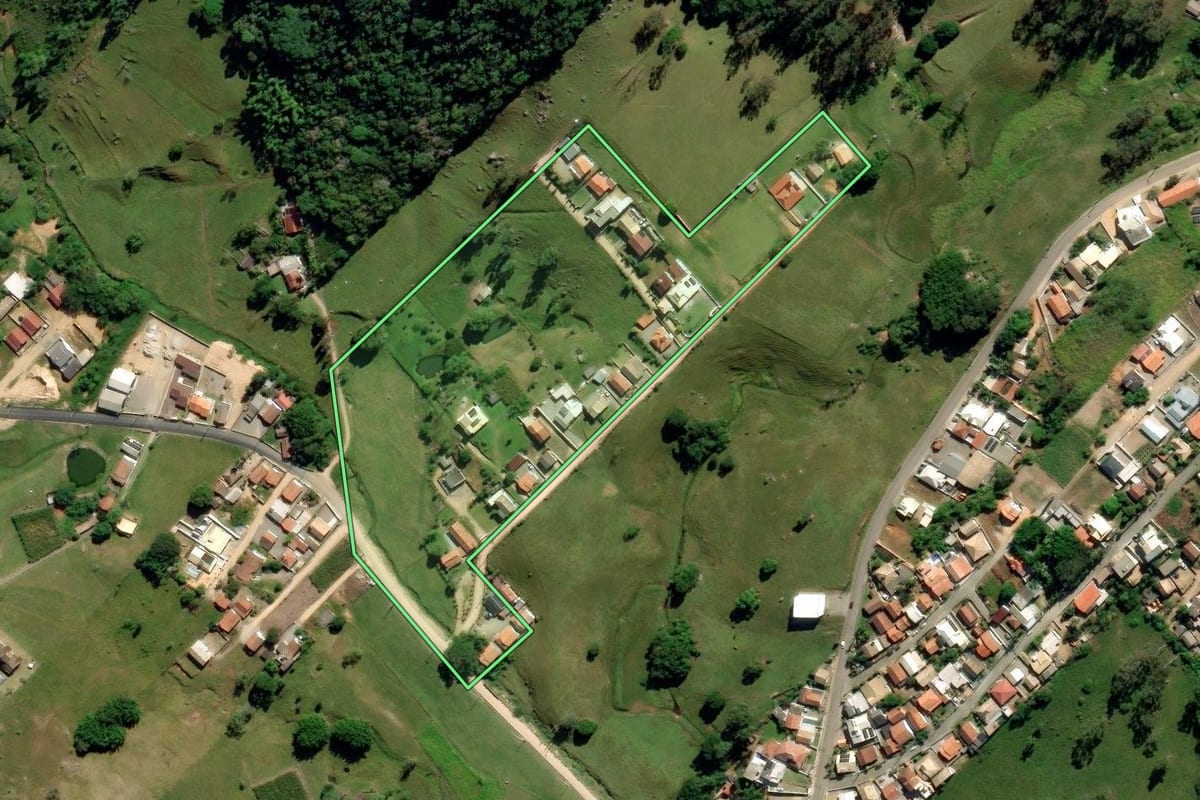 Imagem de satélite do imóvel rural em Tubarão (SC), com o contorno declarado no CAR desenhado por cima.