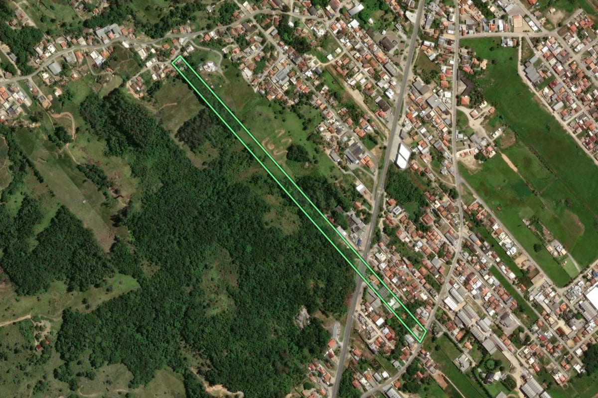 Imagem de satélite do imóvel rural em Tubarão (SC), com o contorno declarado no CAR desenhado por cima.