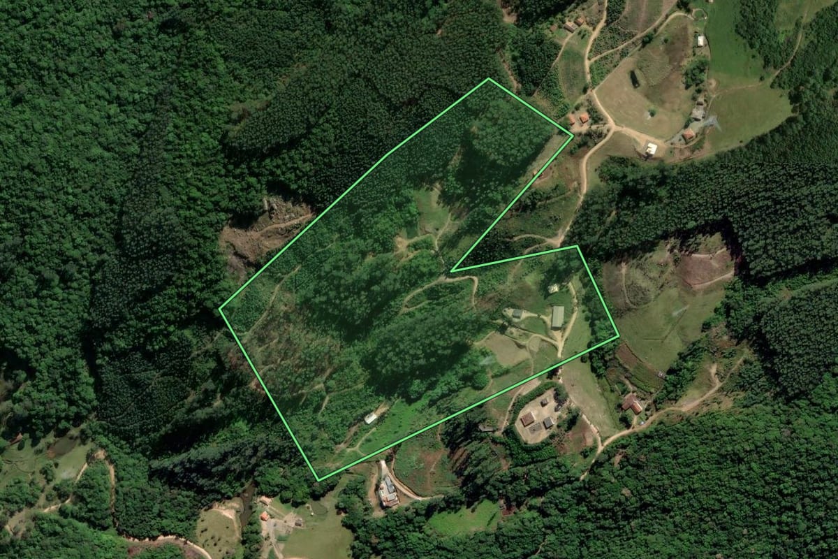 Imagem de satélite do imóvel rural em Tubarão (SC), com o contorno declarado no CAR desenhado por cima.
