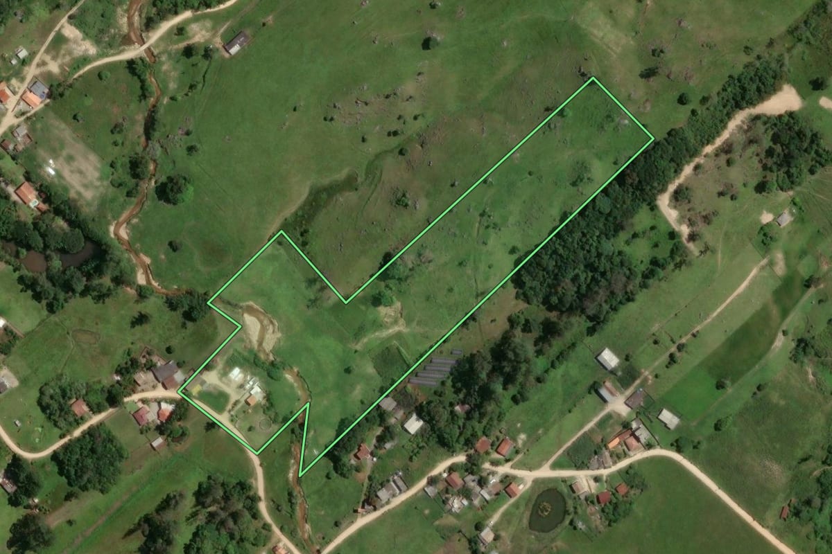 Imagem de satélite do imóvel rural em Tubarão (SC), com o contorno declarado no CAR desenhado por cima.