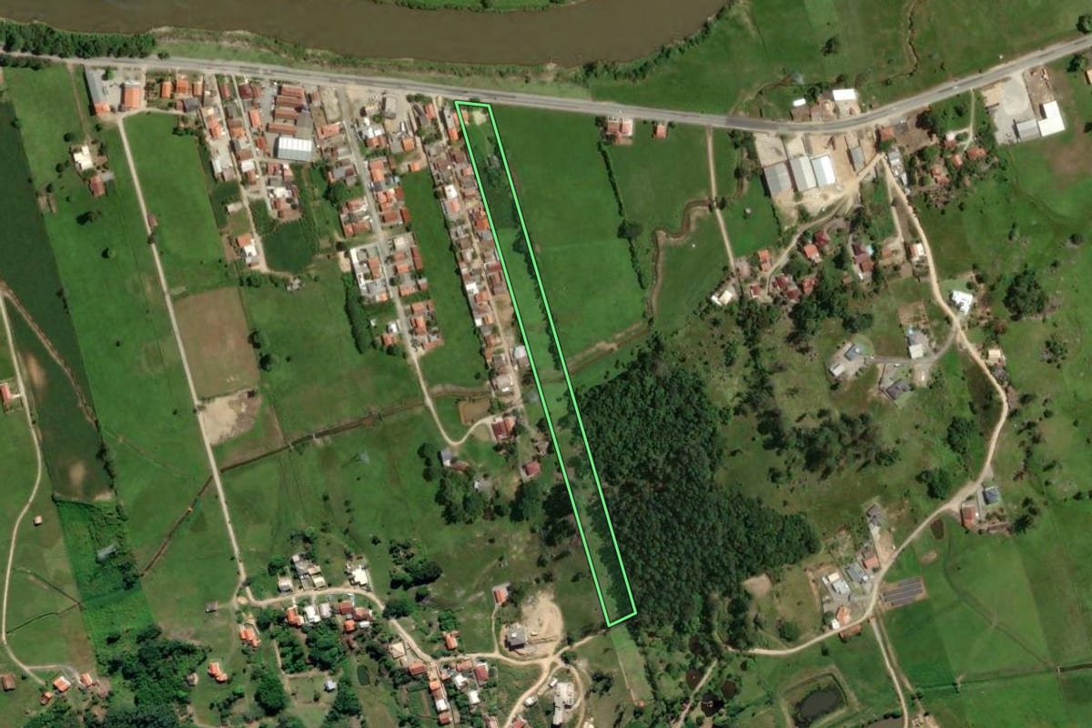 Imagem de satélite do imóvel rural em Tubarão (SC), com o contorno declarado no CAR desenhado por cima.