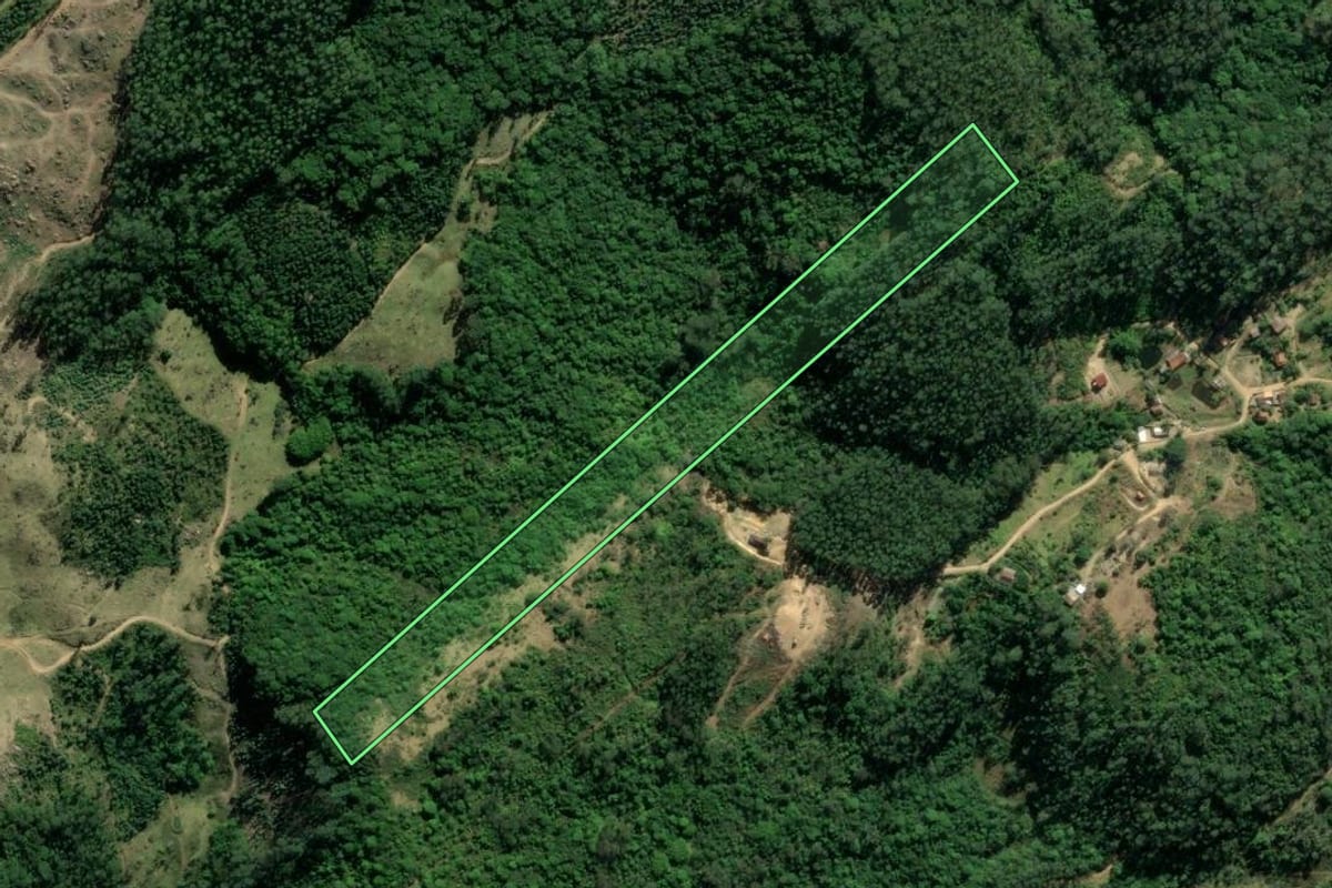 Imagem de satélite do imóvel rural em Tubarão (SC), com o contorno declarado no CAR desenhado por cima.