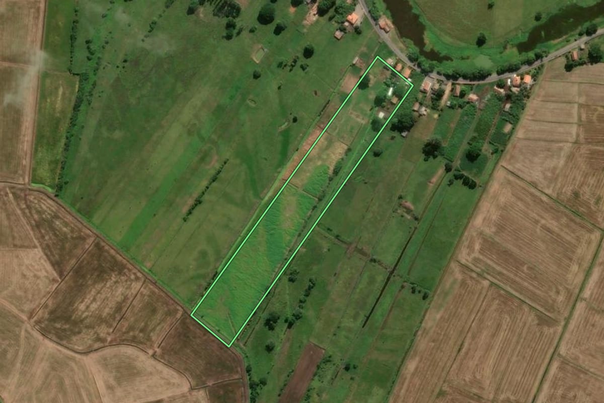 Imagem de satélite do imóvel rural em Tubarão (SC), com o contorno declarado no CAR desenhado por cima.