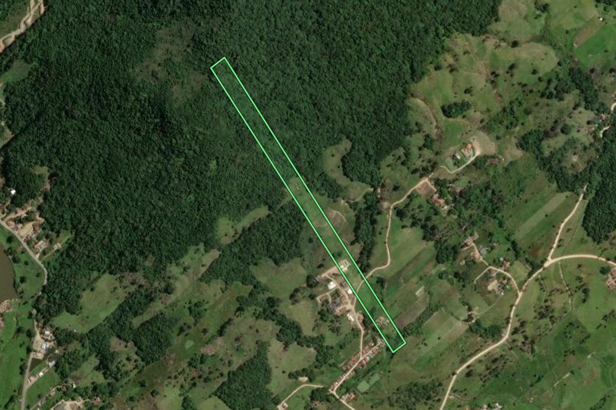Imagem de satélite do imóvel rural em Tubarão (SC), com o contorno declarado no CAR desenhado por cima.