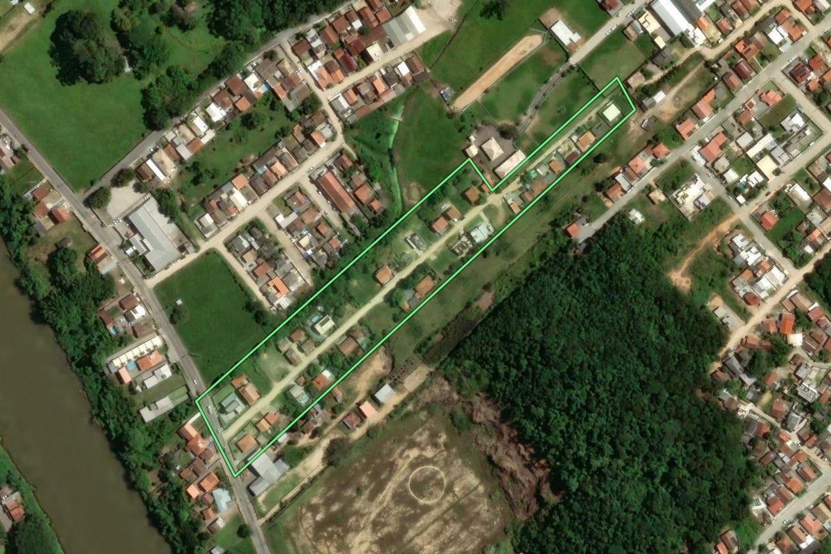 Imagem de satélite do imóvel rural em Tubarão (SC), com o contorno declarado no CAR desenhado por cima.