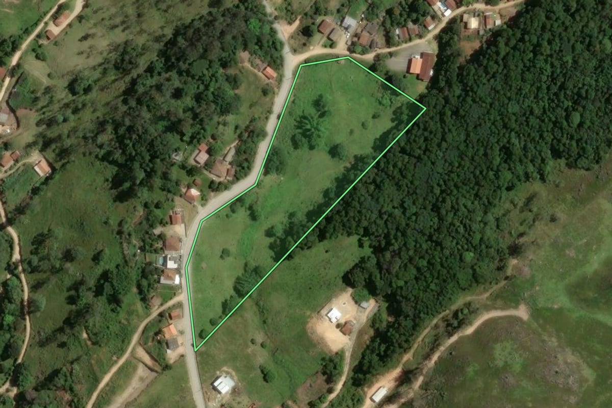 Imagem de satélite do imóvel rural em Tubarão (SC), com o contorno declarado no CAR desenhado por cima.