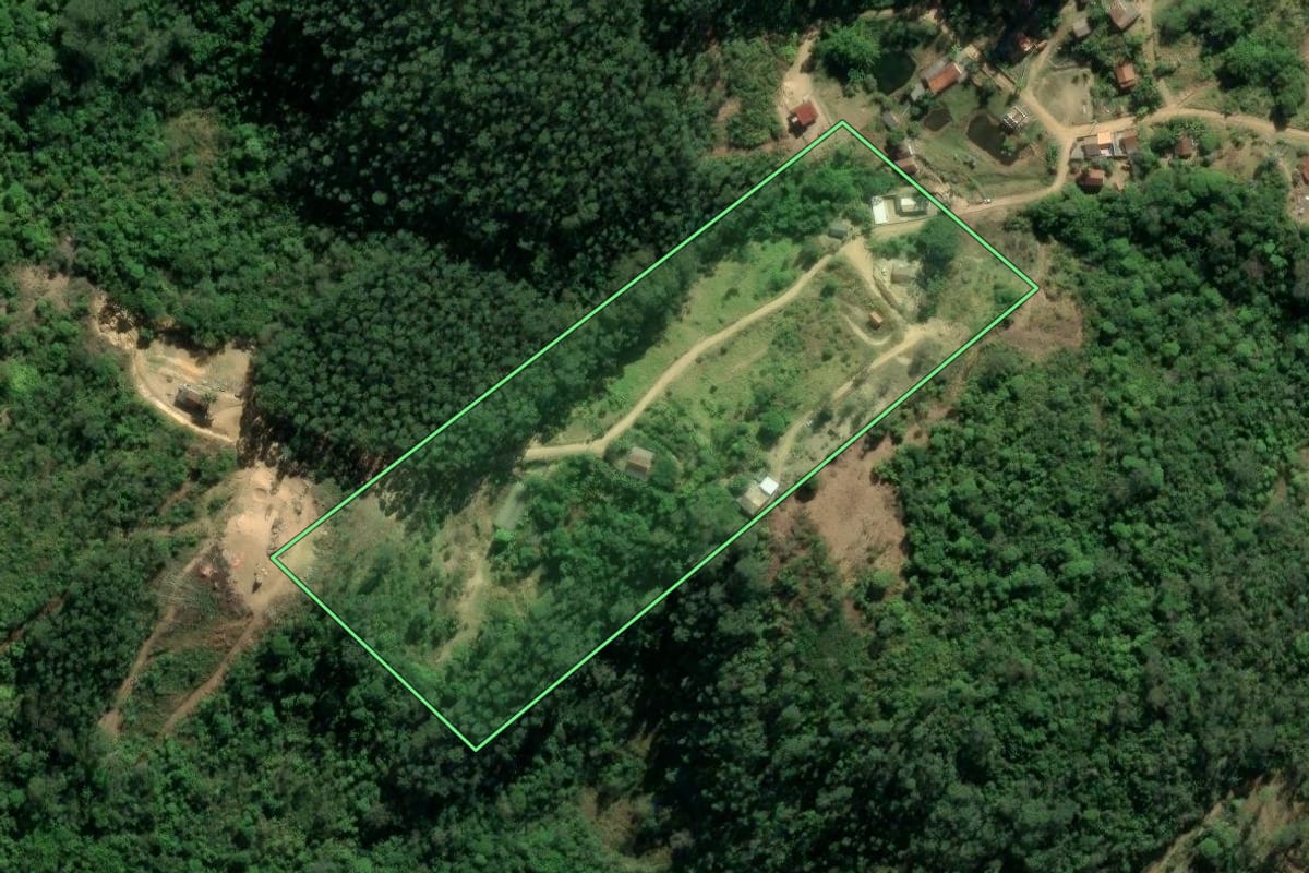 Imagem de satélite do imóvel rural em Tubarão (SC), com o contorno declarado no CAR desenhado por cima.