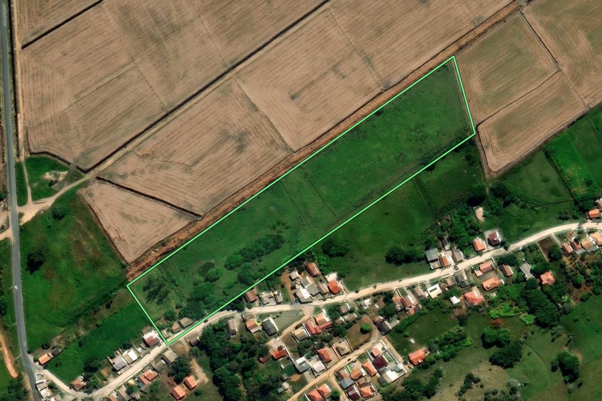 Imagem de satélite do imóvel rural em Tubarão (SC), com o contorno declarado no CAR desenhado por cima.