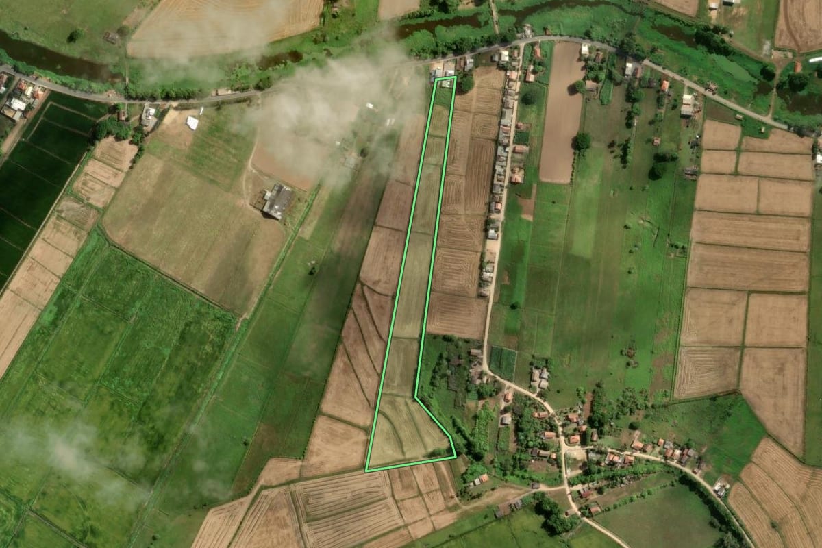 Imagem de satélite do imóvel rural em Tubarão (SC), com o contorno declarado no CAR desenhado por cima.