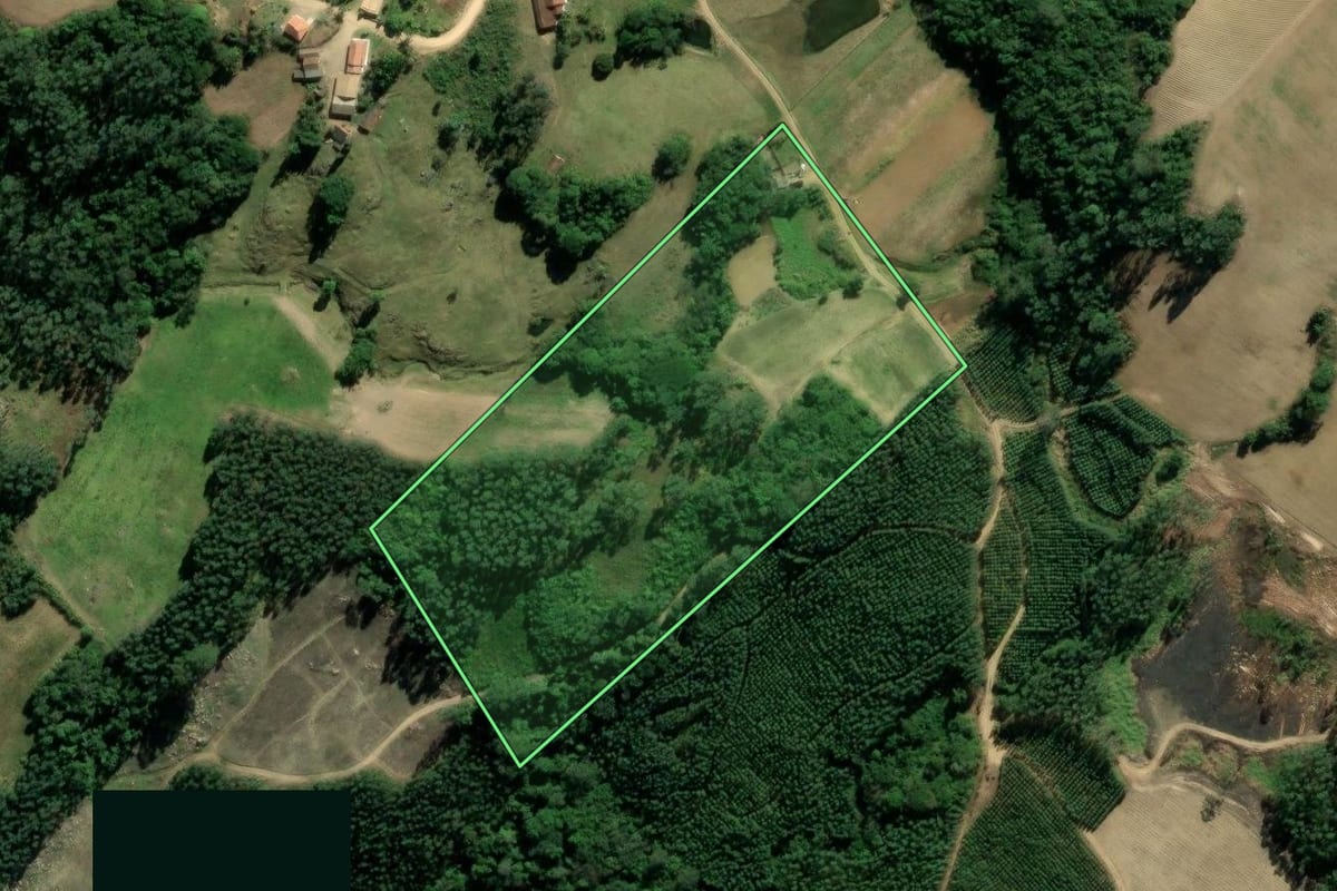 Imagem de satélite do imóvel rural em Tubarão (SC), com o contorno declarado no CAR desenhado por cima.