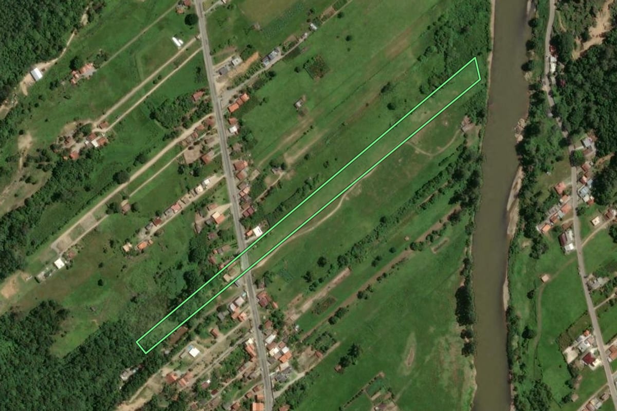 Imagem de satélite do imóvel rural em Tubarão (SC), com o contorno declarado no CAR desenhado por cima.