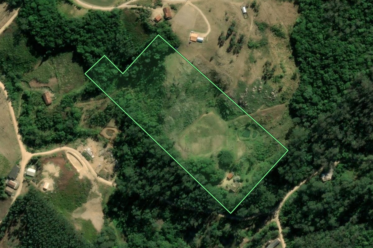Imagem de satélite do imóvel rural em Tubarão (SC), com o contorno declarado no CAR desenhado por cima.