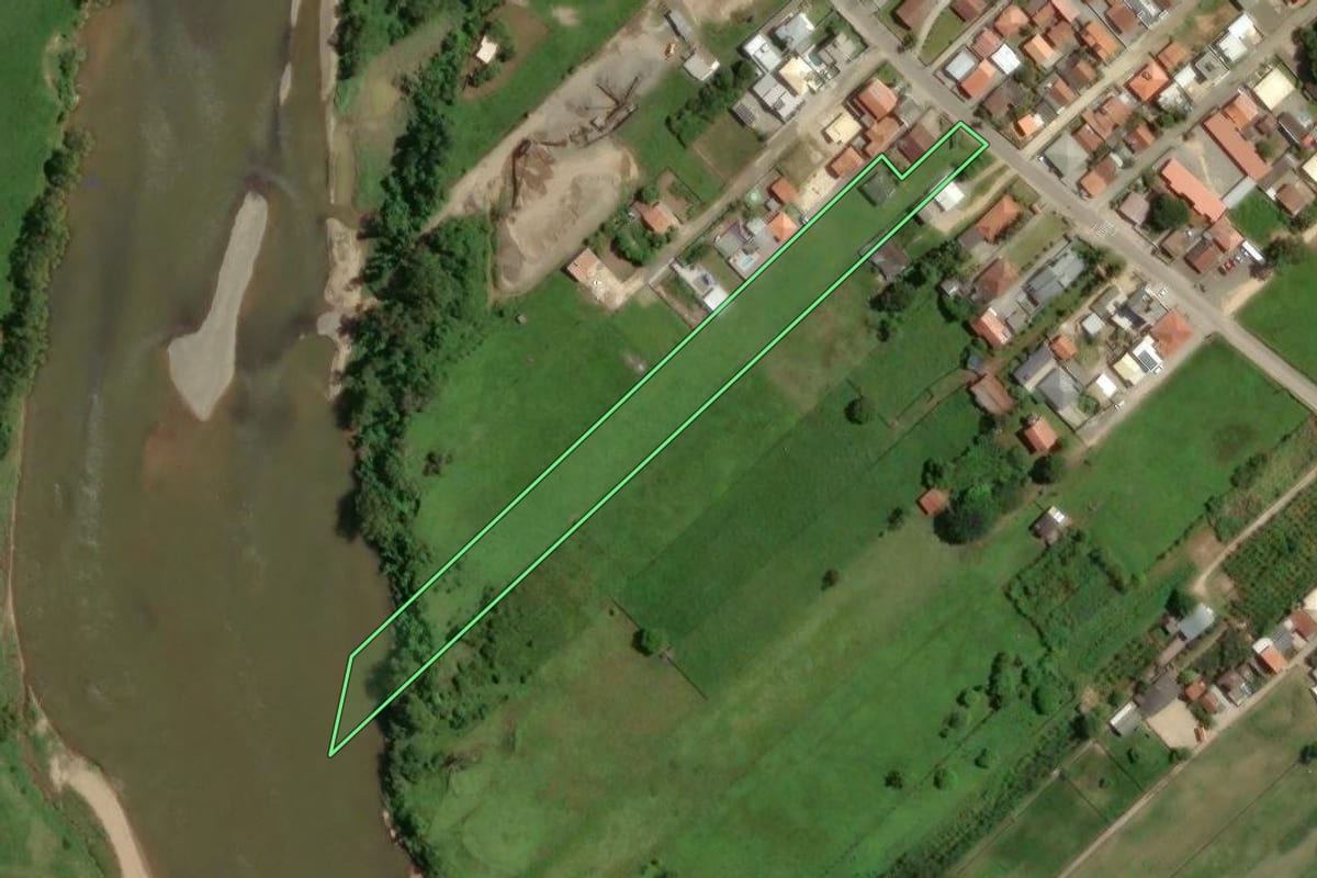Imagem de satélite do imóvel rural em Tubarão (SC), com o contorno declarado no CAR desenhado por cima.