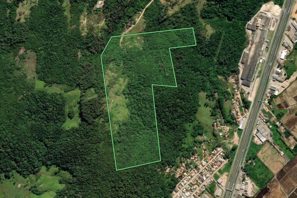 Imagem de satélite do imóvel rural em Tubarão (SC), com o contorno declarado no CAR desenhado por cima.