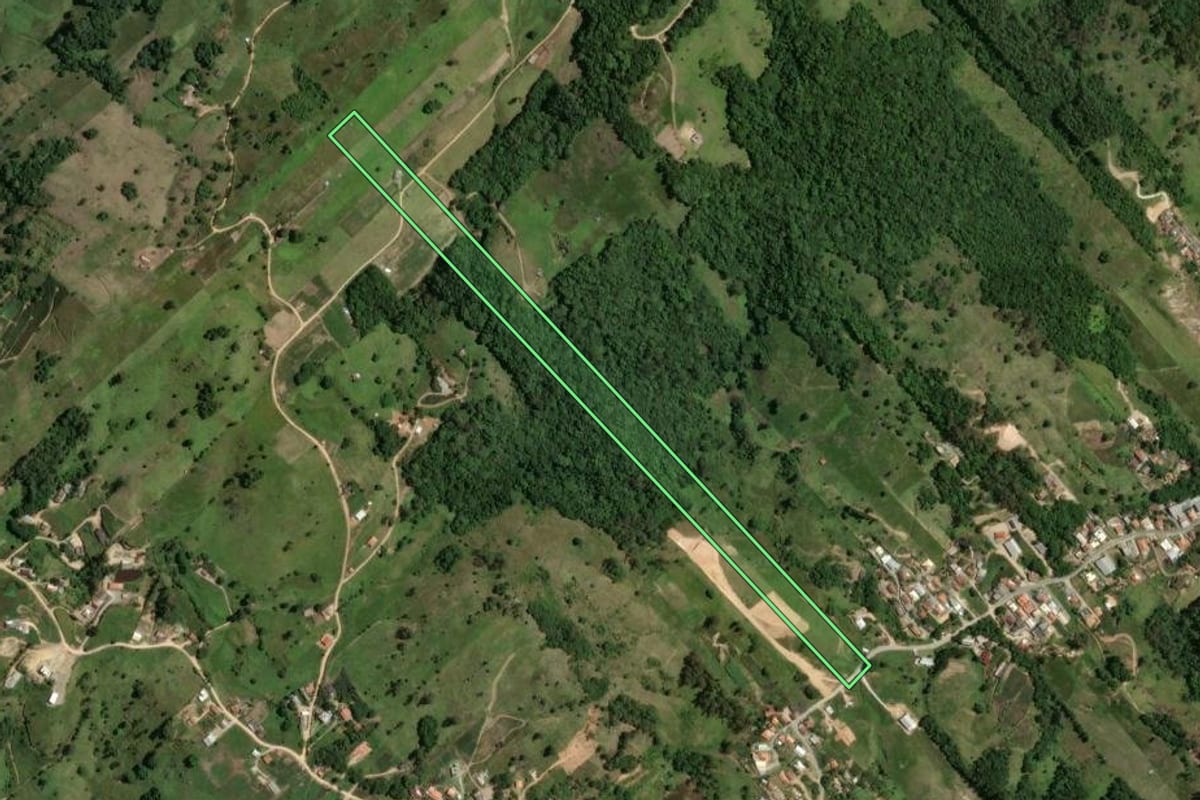 Imagem de satélite do imóvel rural em Tubarão (SC), com o contorno declarado no CAR desenhado por cima.