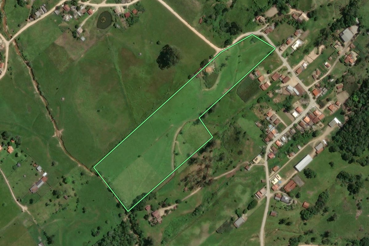 Imagem de satélite do imóvel rural em Tubarão (SC), com o contorno declarado no CAR desenhado por cima.