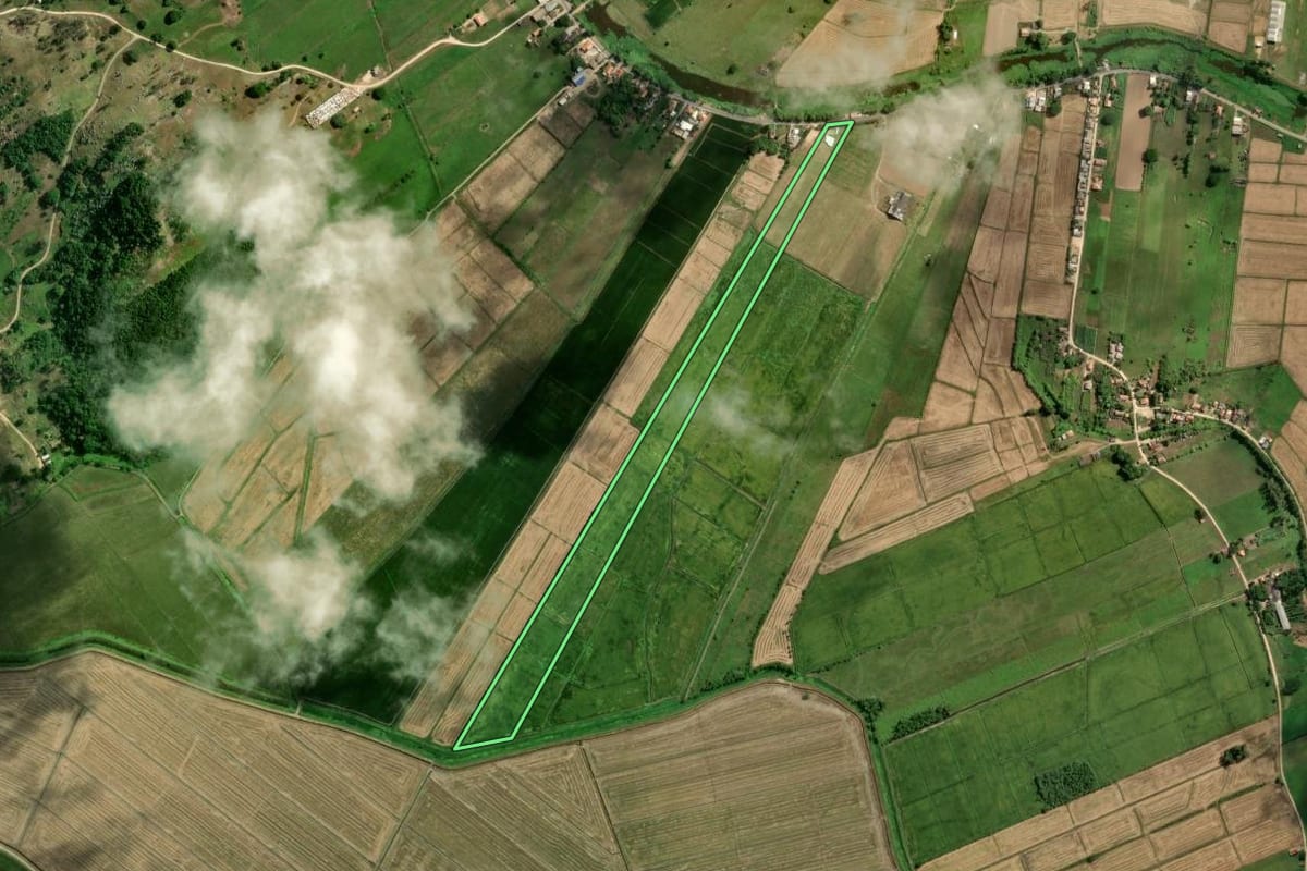 Imagem de satélite do imóvel rural em Tubarão (SC), com o contorno declarado no CAR desenhado por cima.
