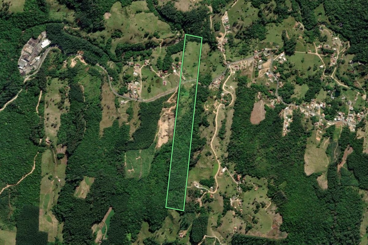 Imagem de satélite do imóvel rural em Tubarão (SC), com o contorno declarado no CAR desenhado por cima.
