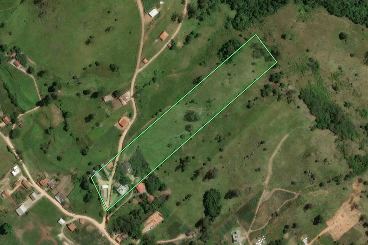 Imagem de satélite do imóvel rural em Tubarão (SC), com o contorno declarado no CAR desenhado por cima.