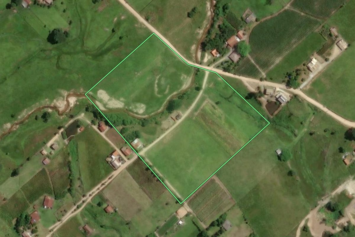Imagem de satélite do imóvel rural em Tubarão (SC), com o contorno declarado no CAR desenhado por cima.