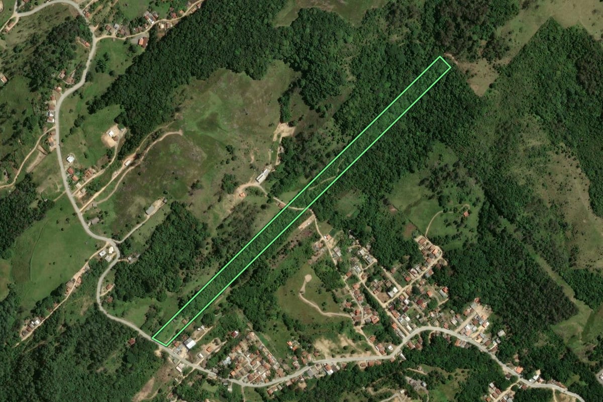 Imagem de satélite do imóvel rural em Tubarão (SC), com o contorno declarado no CAR desenhado por cima.