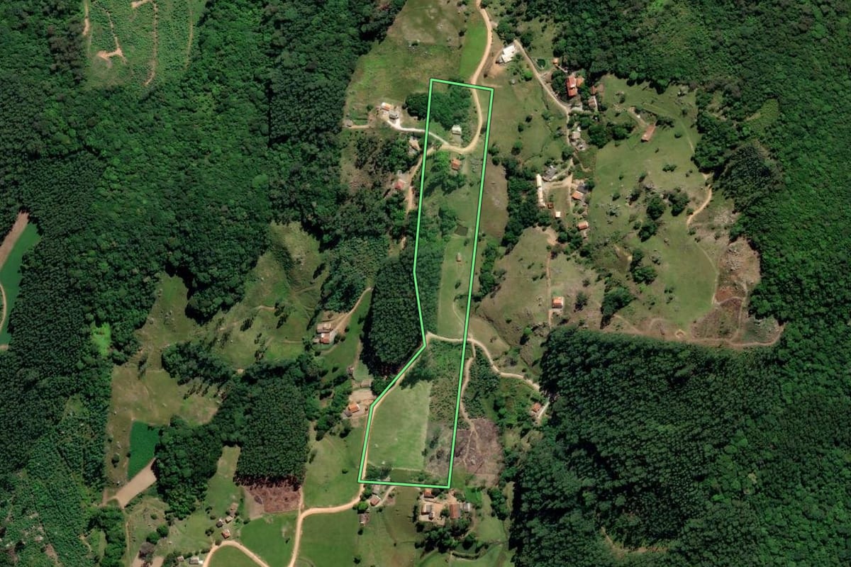 Imagem de satélite do imóvel rural em Tubarão (SC), com o contorno declarado no CAR desenhado por cima.