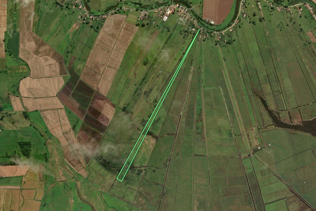 Imagem de satélite do imóvel rural em Tubarão (SC), com o contorno declarado no CAR desenhado por cima.