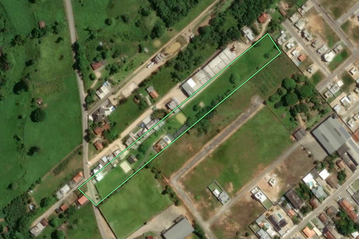 Imagem de satélite do imóvel rural em Tubarão (SC), com o contorno declarado no CAR desenhado por cima.