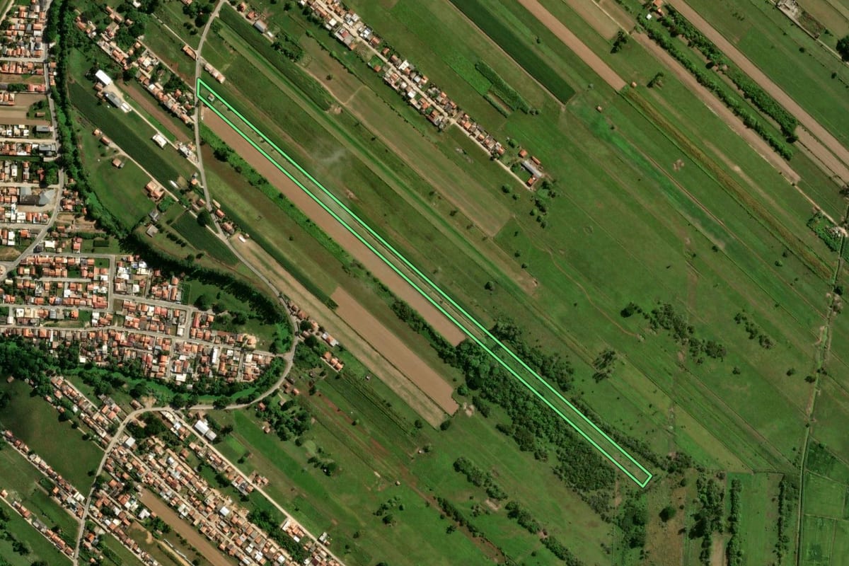 Imagem de satélite do imóvel rural em Tubarão (SC), com o contorno declarado no CAR desenhado por cima.