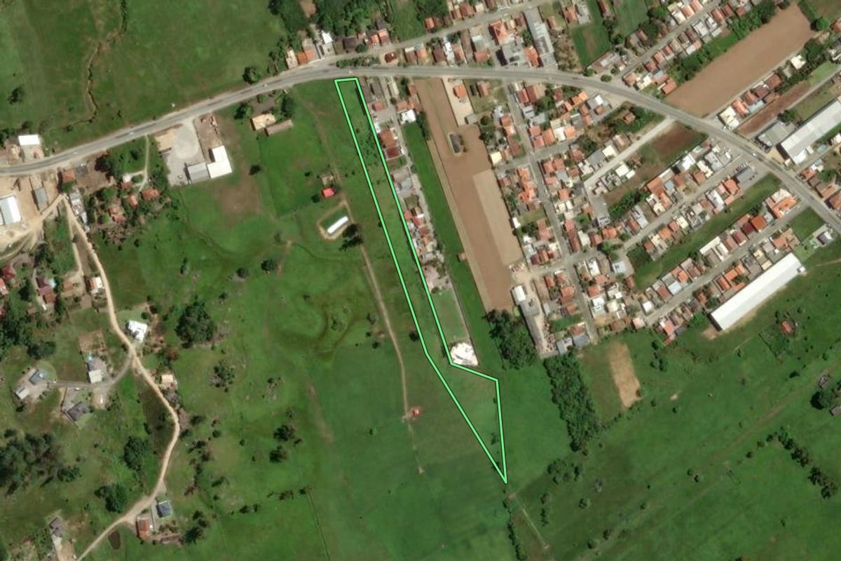 Imagem de satélite do imóvel rural em Tubarão (SC), com o contorno declarado no CAR desenhado por cima.