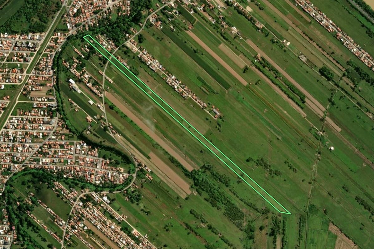 Imagem de satélite do imóvel rural em Tubarão (SC), com o contorno declarado no CAR desenhado por cima.