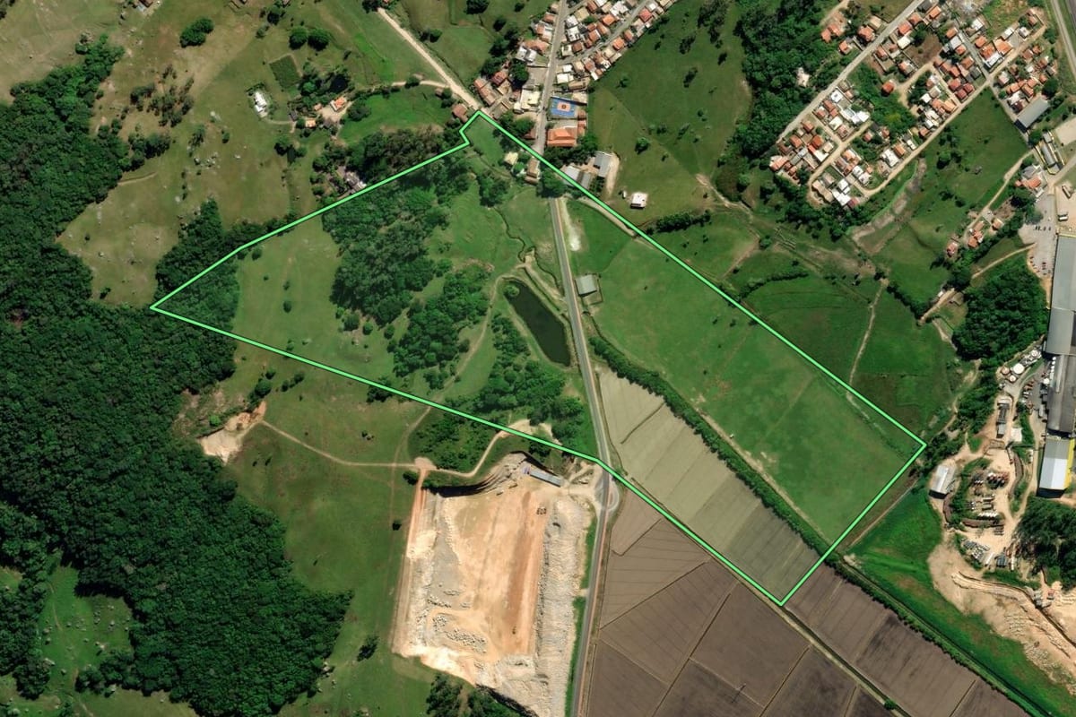Imagem de satélite do imóvel rural em Tubarão (SC), com o contorno declarado no CAR desenhado por cima.