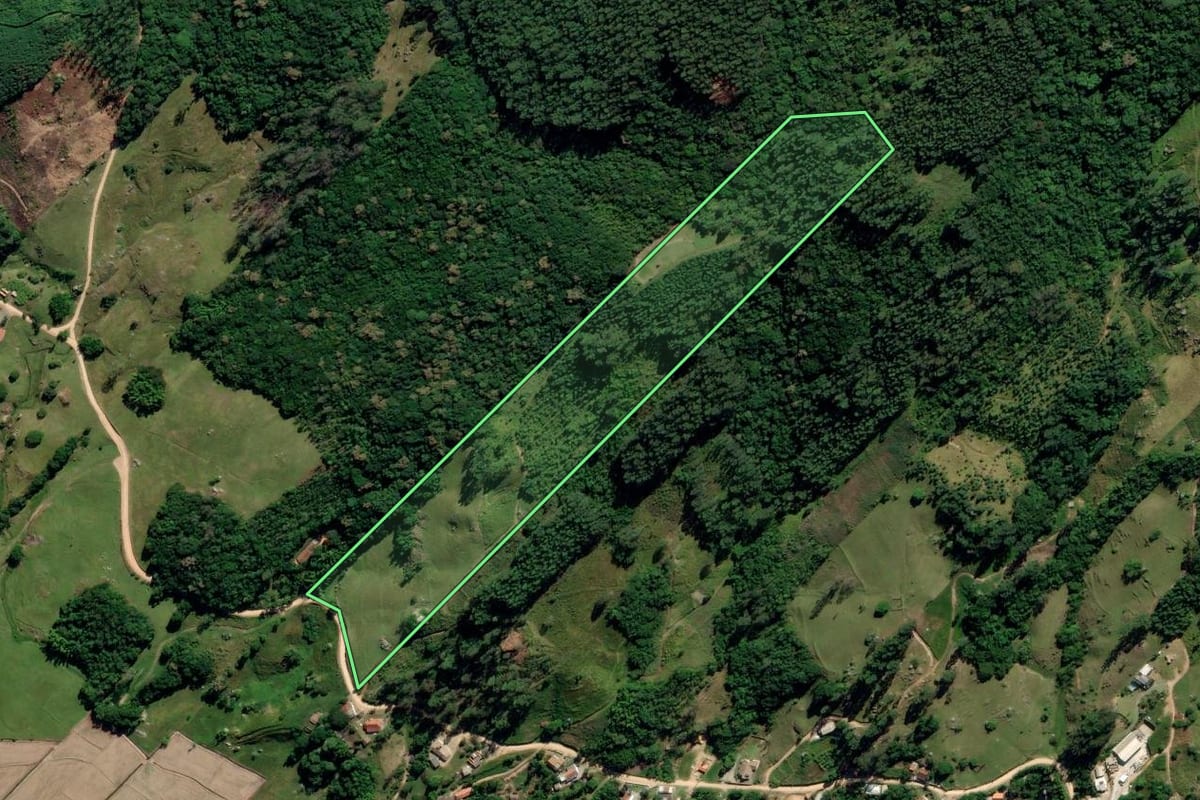 Imagem de satélite do imóvel rural em Tubarão (SC), com o contorno declarado no CAR desenhado por cima.