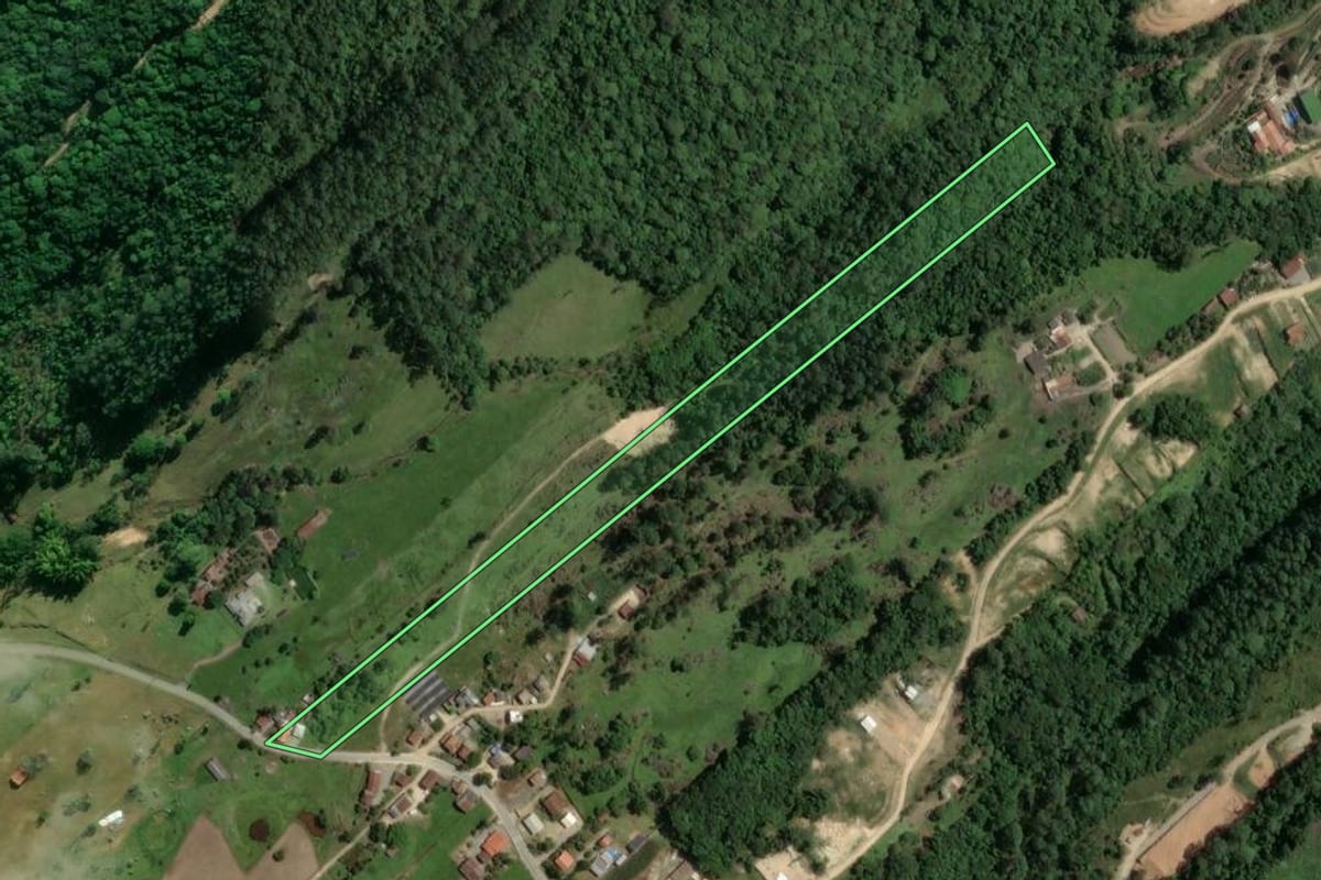 Imagem de satélite do imóvel rural em Tubarão (SC), com o contorno declarado no CAR desenhado por cima.