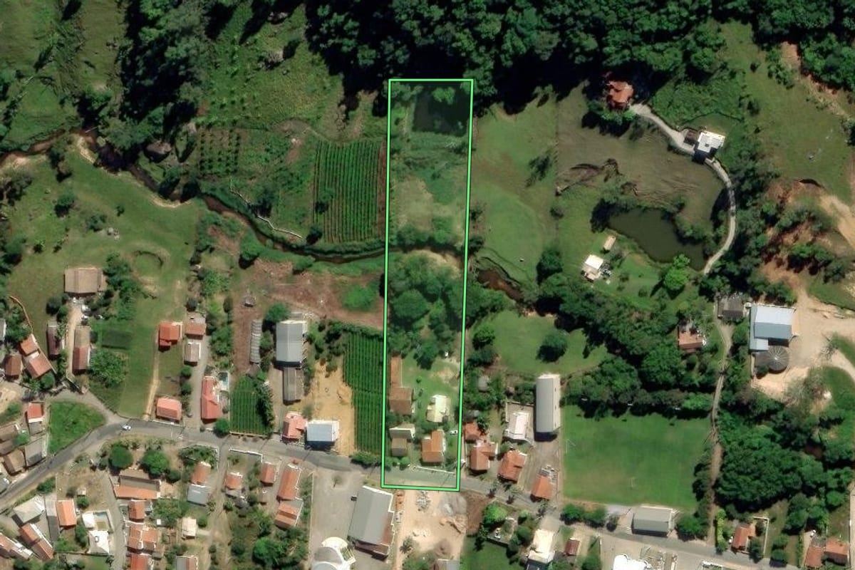 Imagem de satélite do imóvel rural em Tubarão (SC), com o contorno declarado no CAR desenhado por cima.