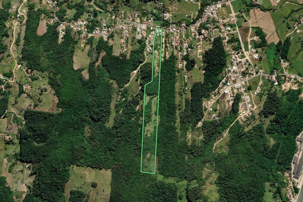 Imagem de satélite do imóvel rural em Tubarão (SC), com o contorno declarado no CAR desenhado por cima.