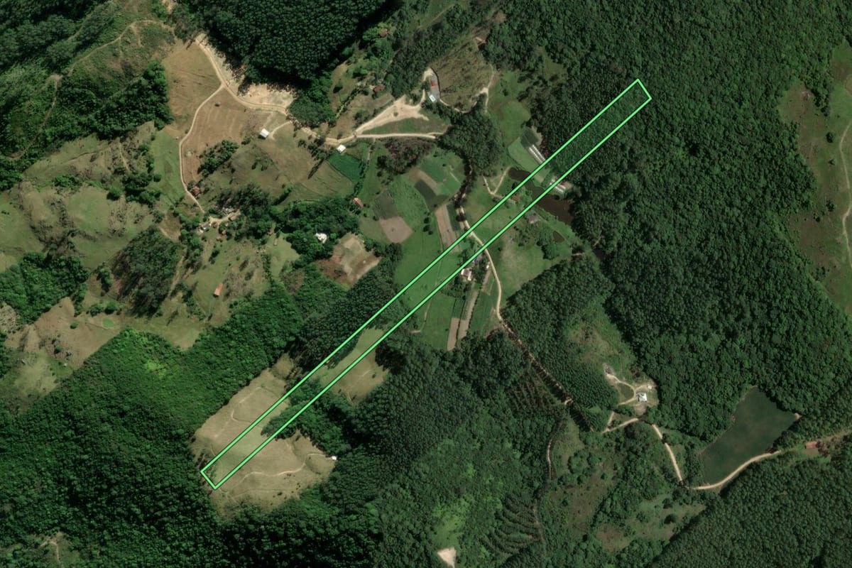 Imagem de satélite do imóvel rural em Tubarão (SC), com o contorno declarado no CAR desenhado por cima.
