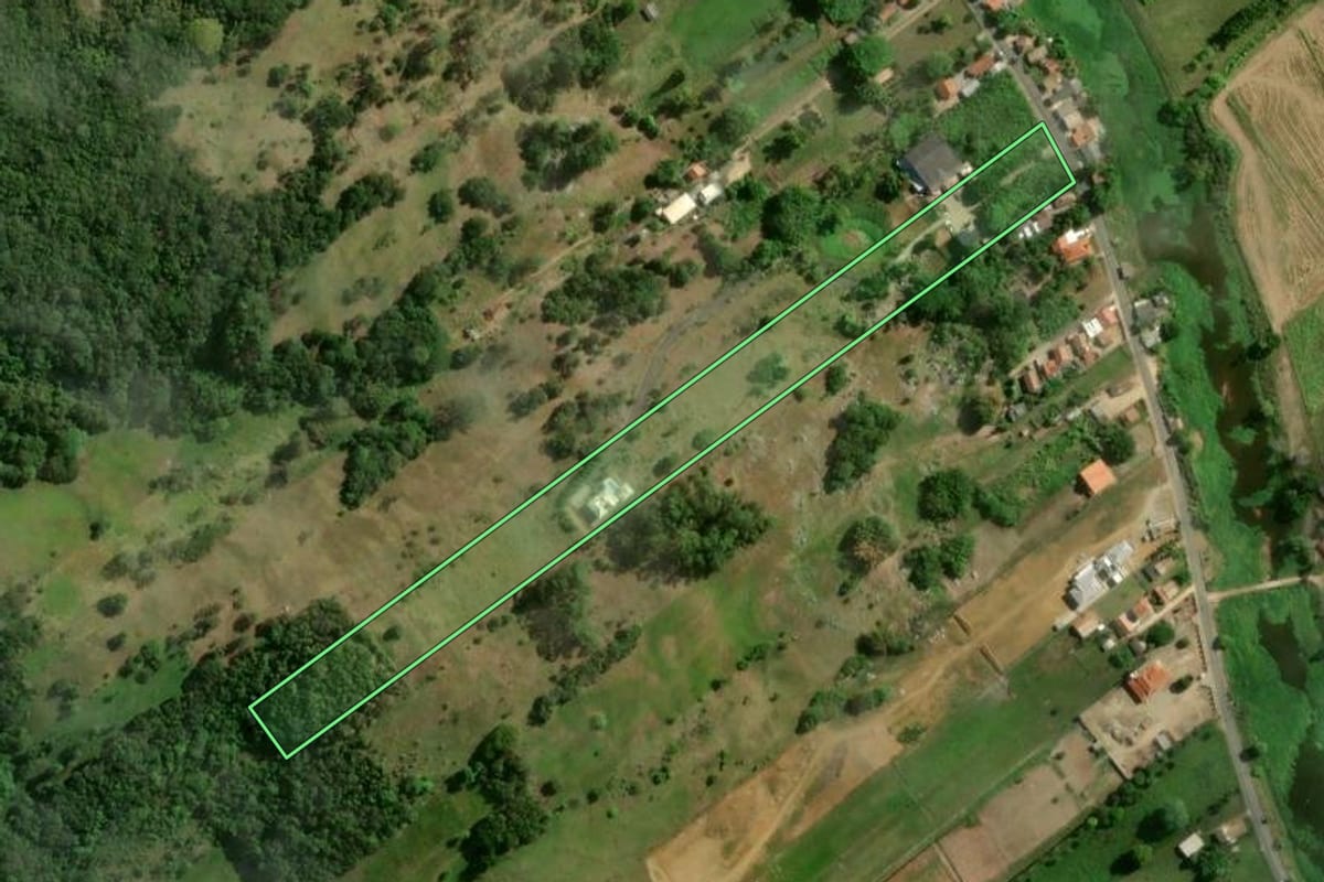 Imagem de satélite do imóvel rural em Tubarão (SC), com o contorno declarado no CAR desenhado por cima.
