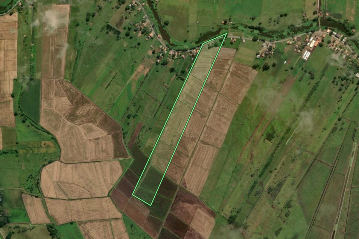 Imagem de satélite do imóvel rural em Tubarão (SC), com o contorno declarado no CAR desenhado por cima.