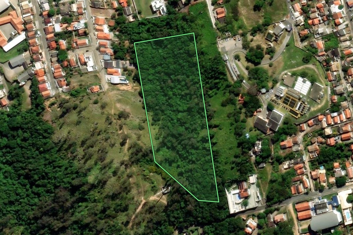 Imagem de satélite do imóvel rural em Tubarão (SC), com o contorno declarado no CAR desenhado por cima.