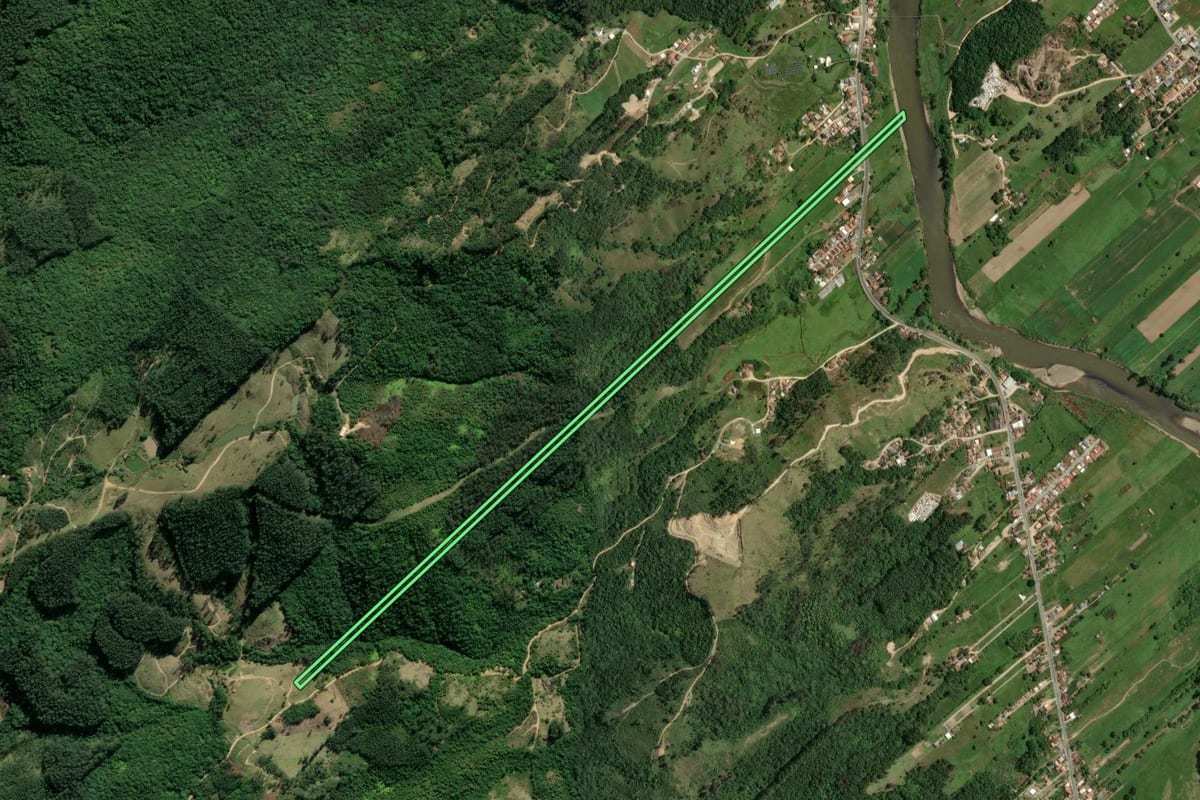 Imagem de satélite do imóvel rural em Tubarão (SC), com o contorno declarado no CAR desenhado por cima.