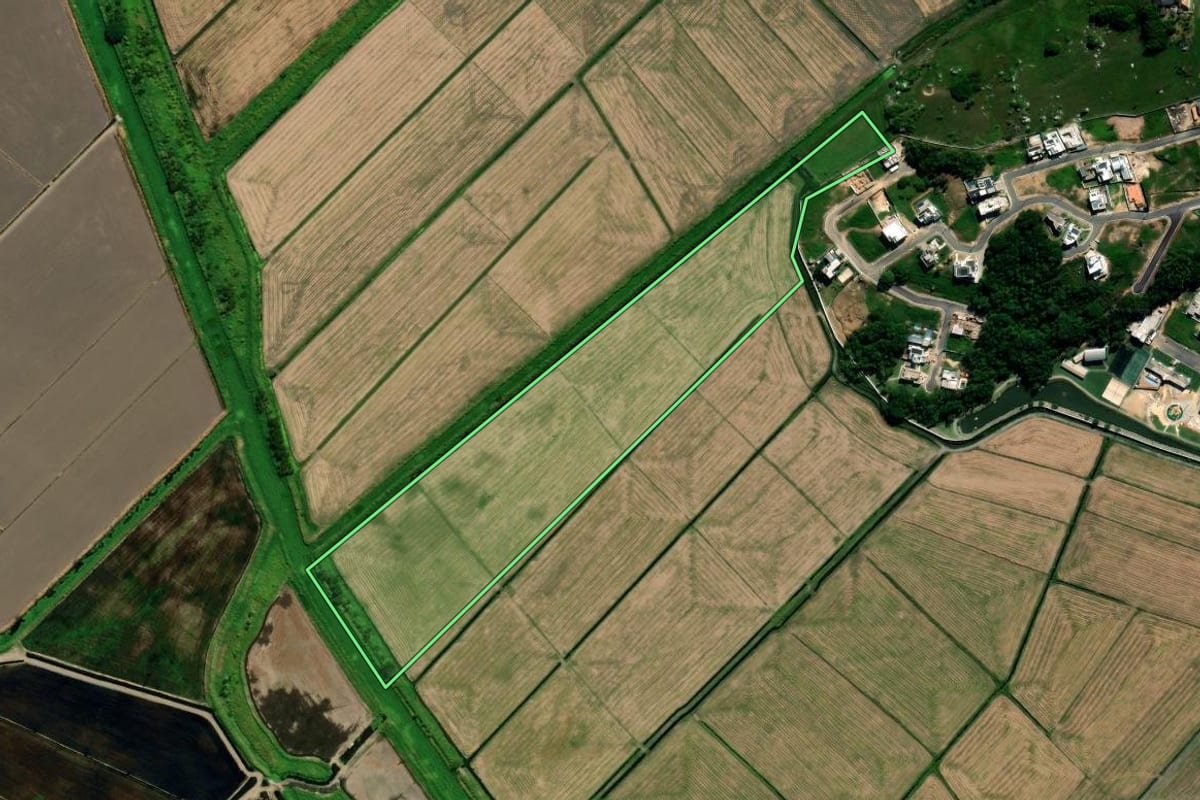 Imagem de satélite do imóvel rural em Tubarão (SC), com o contorno declarado no CAR desenhado por cima.