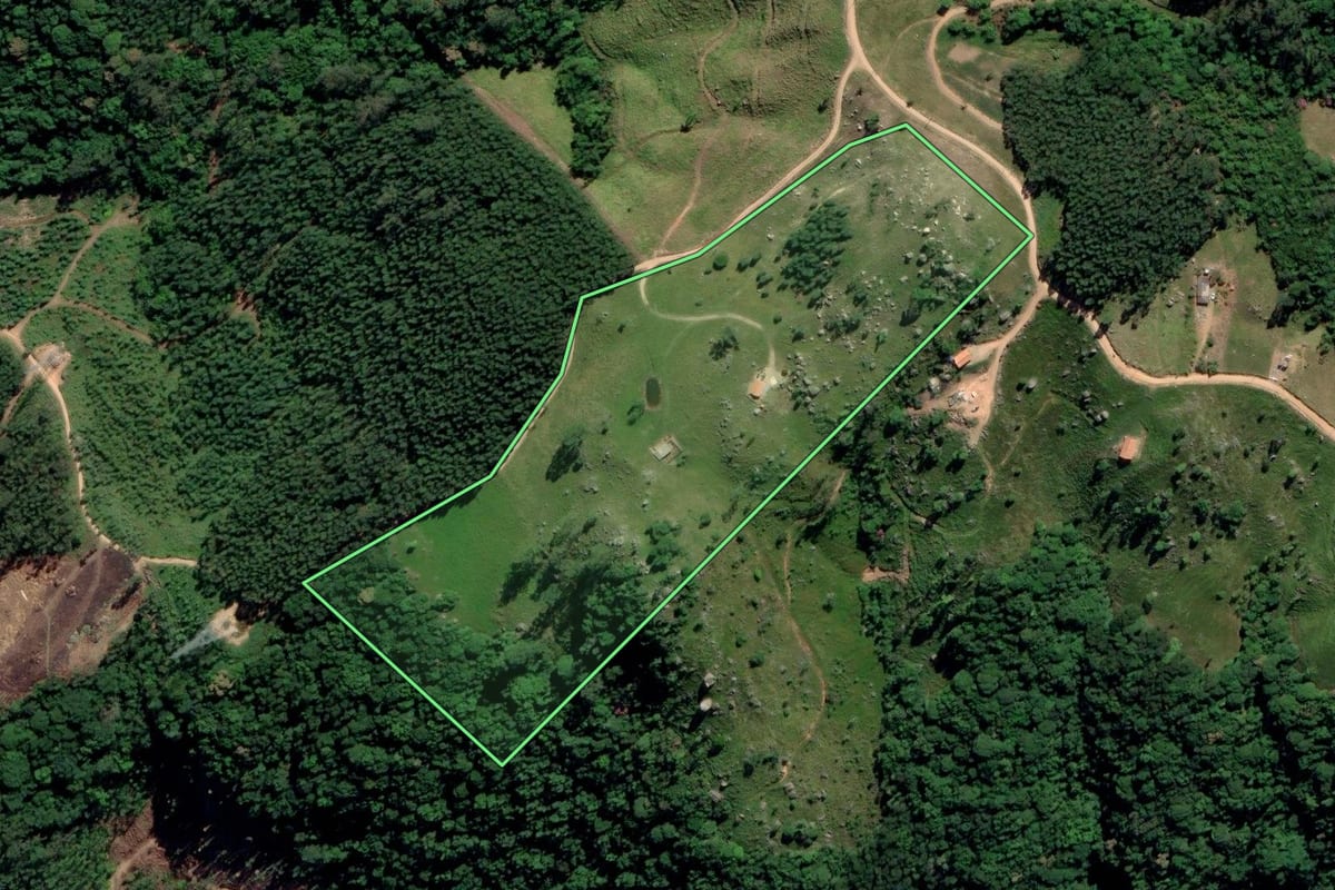 Imagem de satélite do imóvel rural em Tubarão (SC), com o contorno declarado no CAR desenhado por cima.
