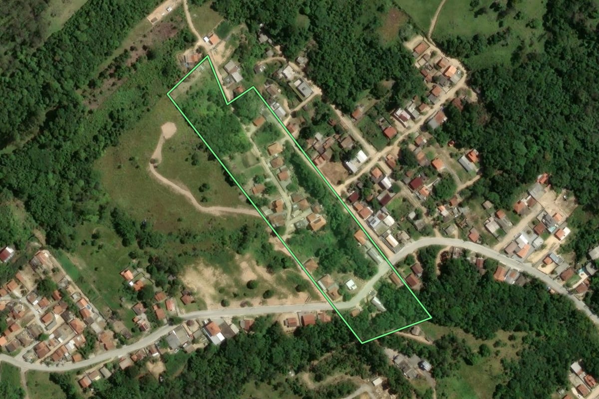 Imagem de satélite do imóvel rural em Tubarão (SC), com o contorno declarado no CAR desenhado por cima.
