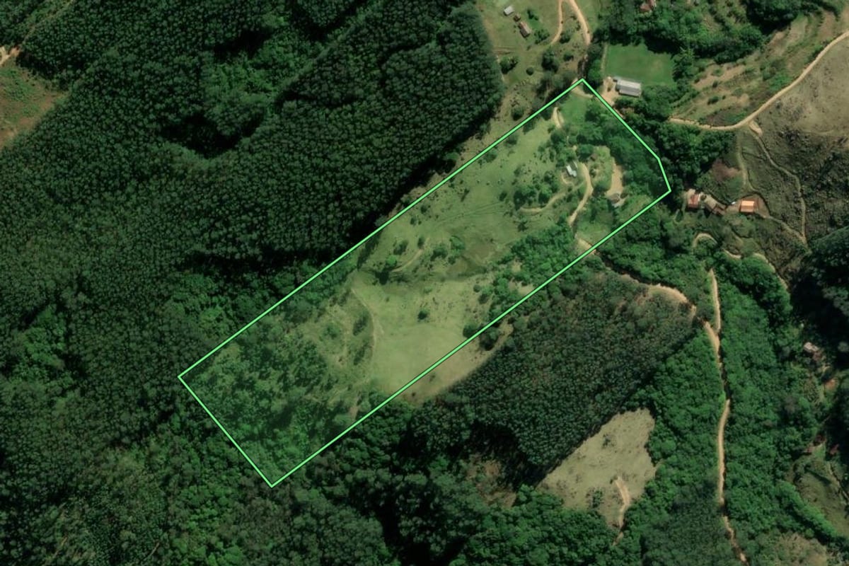Imagem de satélite do imóvel rural em Tubarão (SC), com o contorno declarado no CAR desenhado por cima.