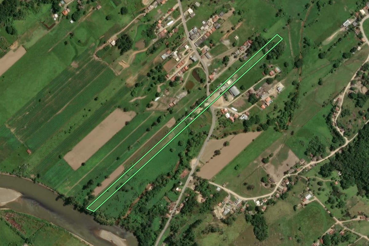 Imagem de satélite do imóvel rural em Tubarão (SC), com o contorno declarado no CAR desenhado por cima.